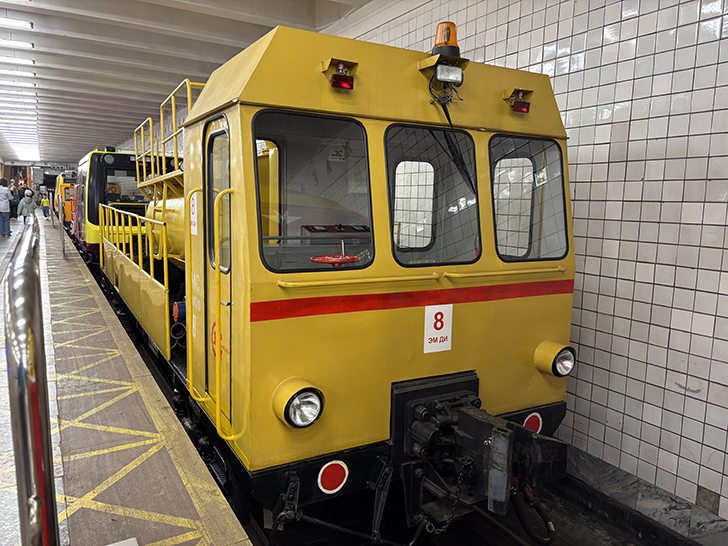 Выставка спец-вагонов метро на станции Полежаевская (фото Олег Д., Москва, май, 2025)