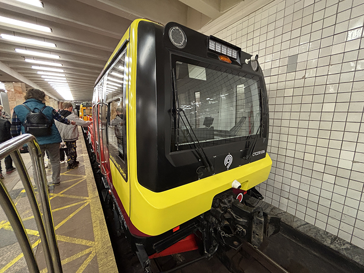 Выставка спец-вагонов метро на станции Полежаевская (фото Олег Д., Москва, май, 2025)