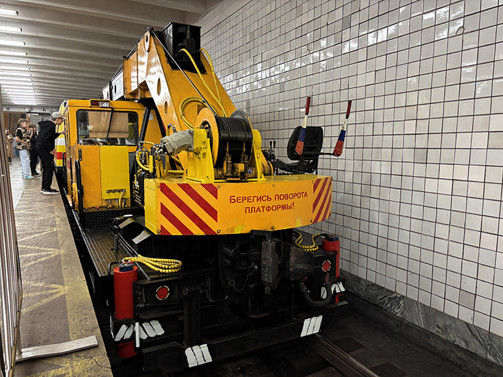 Выставка спец-вагонов метро на станции Полежаевская (фото Олег Д., Москва, май, 2025)