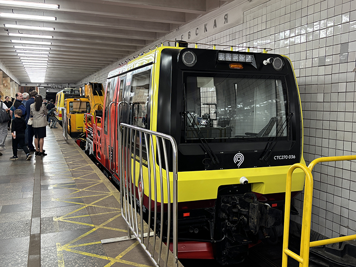 Выставка спец-вагонов метро на станции Полежаевская (фото Олег Д., Москва, май, 2025)