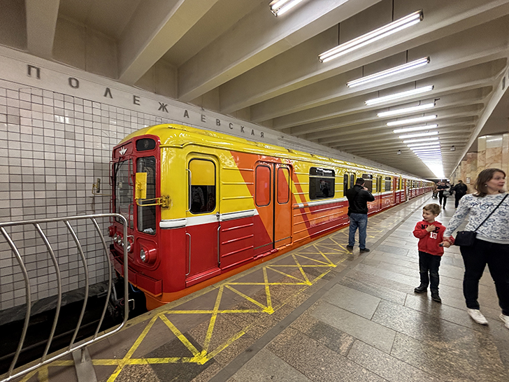 Выставка спец-вагонов метро на станции Полежаевская (фото Олег Д., Москва, май, 2025)