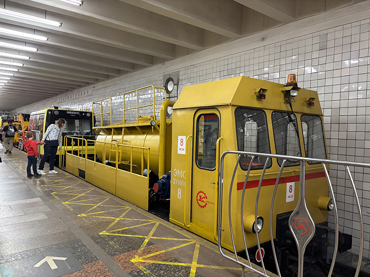 Выставка спец-вагонов метро на станции Полежаевская (фото Олег Д., Москва, май, 2025)