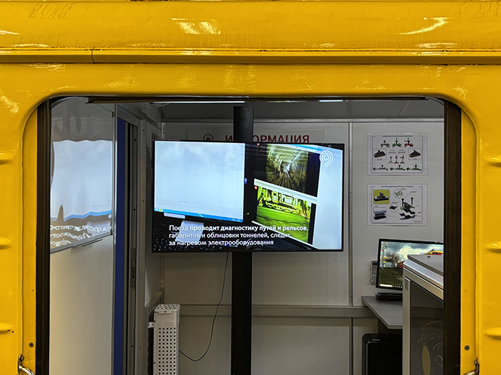 Выставка спец-вагонов метро на станции Полежаевская (фото Олег Д., Москва, май, 2025)