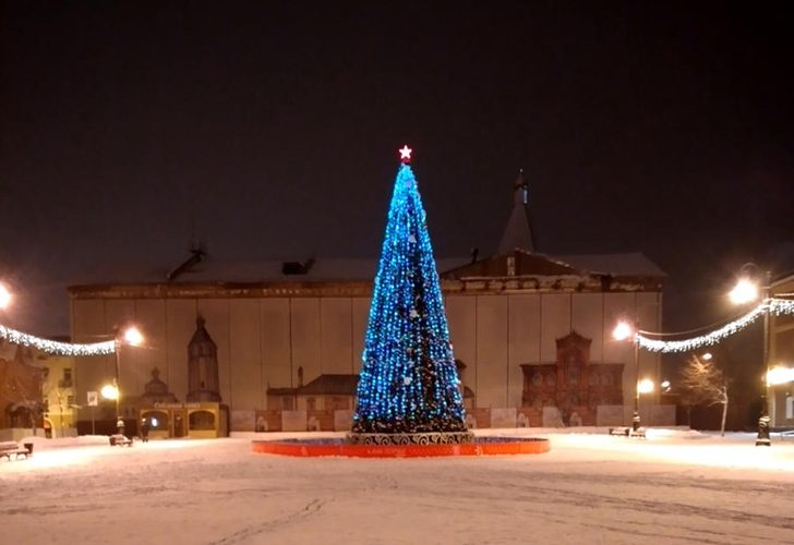 Новогодняя елка на Советской (Соборной) площади, зима 2020/2021 год (фото из архива сайта infoce-klin.ru)
