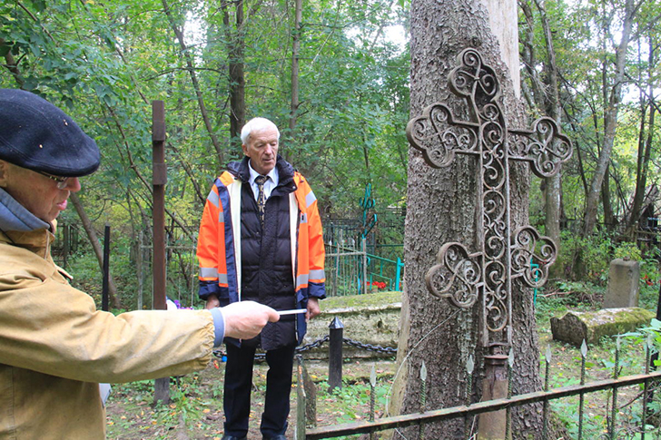 Крест с купола разрушенного храма (Уникальный поход к могиле Василия Никитича Татищева, фото В.Кузьмин, сентябрь, 2021)