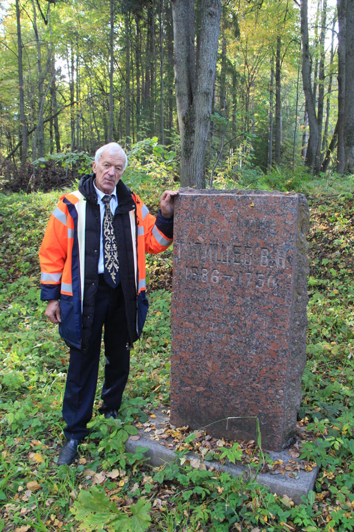 Мемориальный камень на месте Болдинской усадьбы (Уникальный поход к могиле Василия Никитича Татищева, фото В.Кузьмин, сентябрь, 2021)