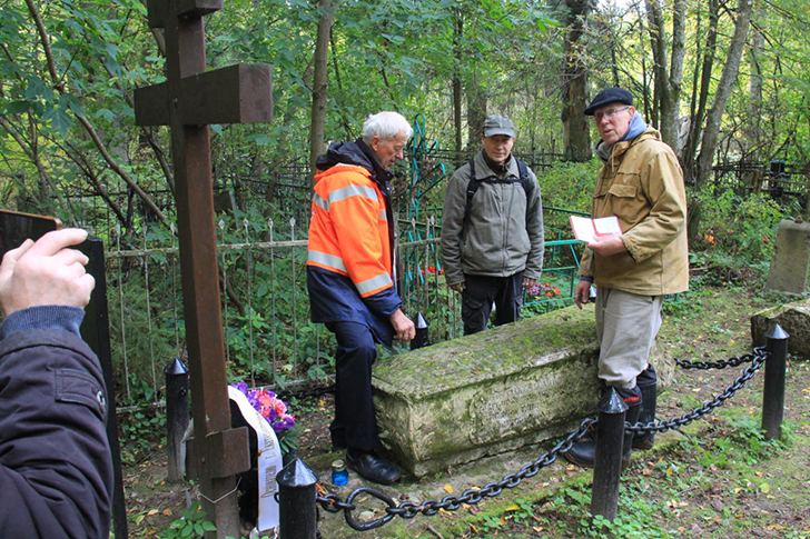 На могиле В.Н. Татищева (Уникальный поход к могиле Василия Никитича Татищева, фото В.Кузьмин, сентябрь, 2021)