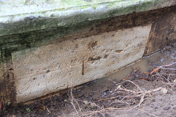 Найденное надгробие 1840 года (Уникальный поход к могиле Василия Никитича Татищева, фото В.Кузьмин, сентябрь, 2021)