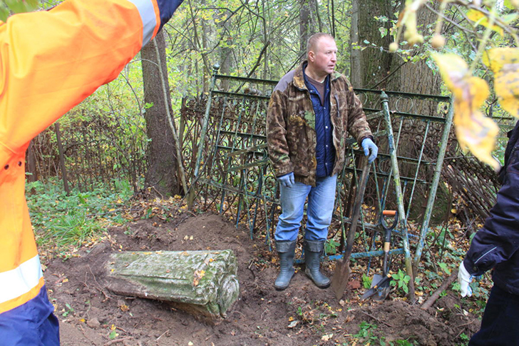 Найденное надгробие 1840 года (Уникальный поход к могиле Василия Никитича Татищева, фото В.Кузьмин, сентябрь, 2021)