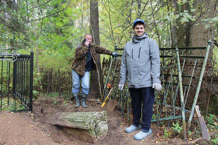 Найденное надгробие 1840 года (Уникальный поход к могиле Василия Никитича Татищева, фото В.Кузьмин, сентябрь, 2021)