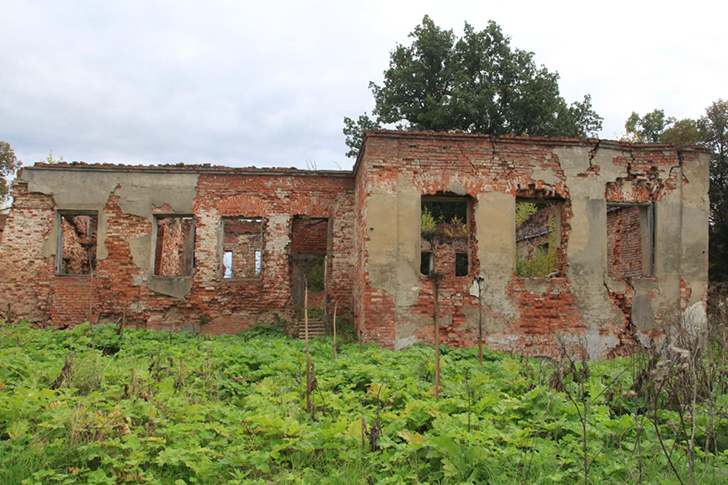 Остатки от усадьбы (Уникальный поход к могиле Василия Никитича Татищева, фото В.Кузьмин, сентябрь, 2021)