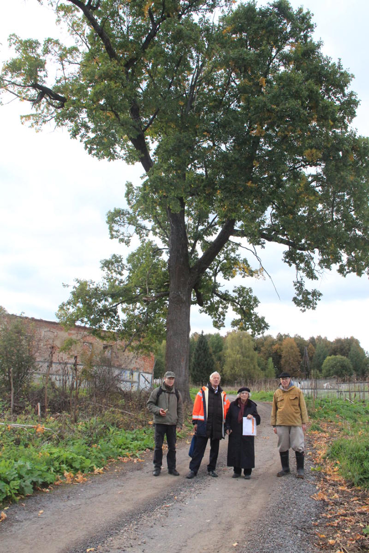 Усадьба Болдино, у дуба посаженного самим В.Н.Татищевым (Уникальный поход к могиле Василия Никитича Татищева, фото В.Кузьмин, сентябрь, 2021)