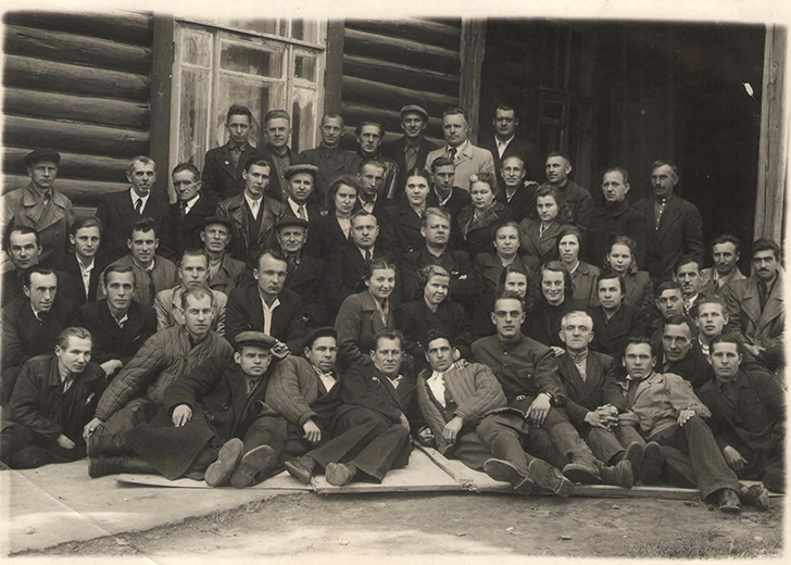 Группа рабочих. Администрация завода у старого здания клуба