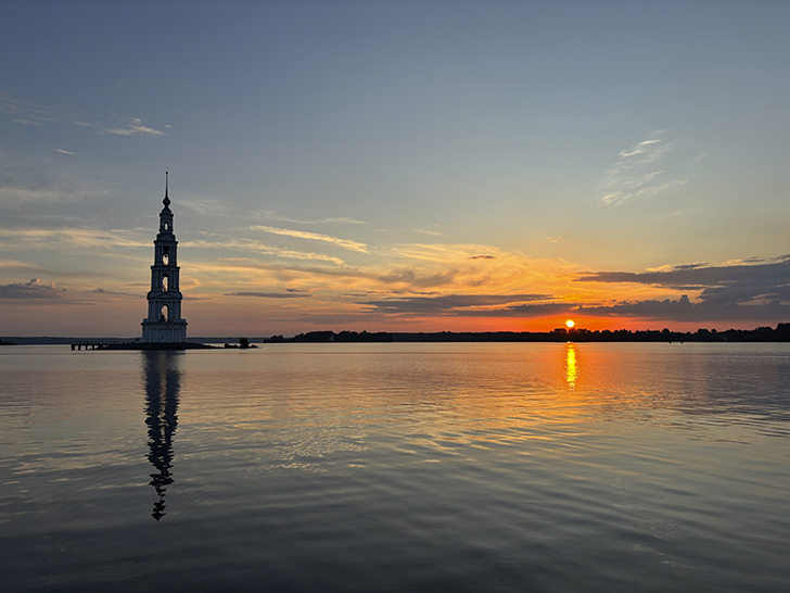 Рассвет в Калязине (фото Олег Д., июль, 2025)