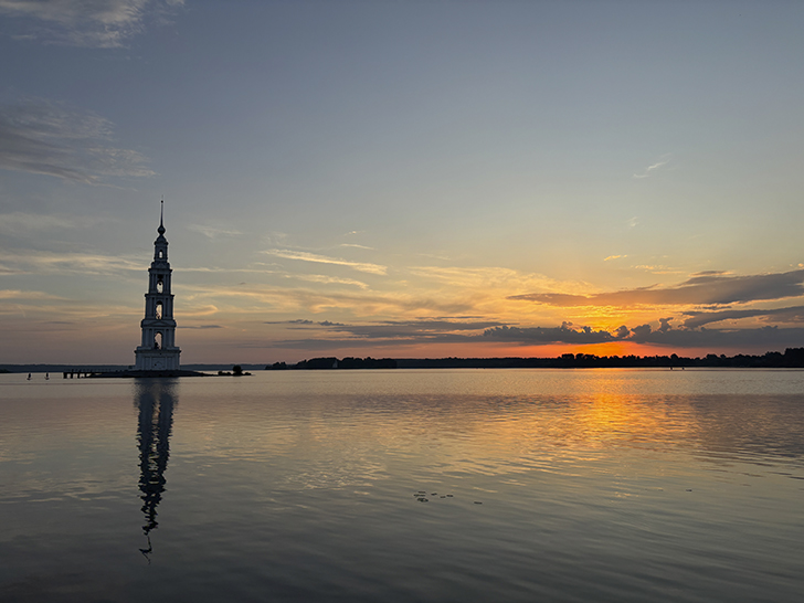 Рассвет в Калязине (фото Олег Д., июль, 2025)