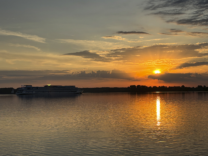 Рассвет в Калязине (фото Олег Д., июль, 2025)