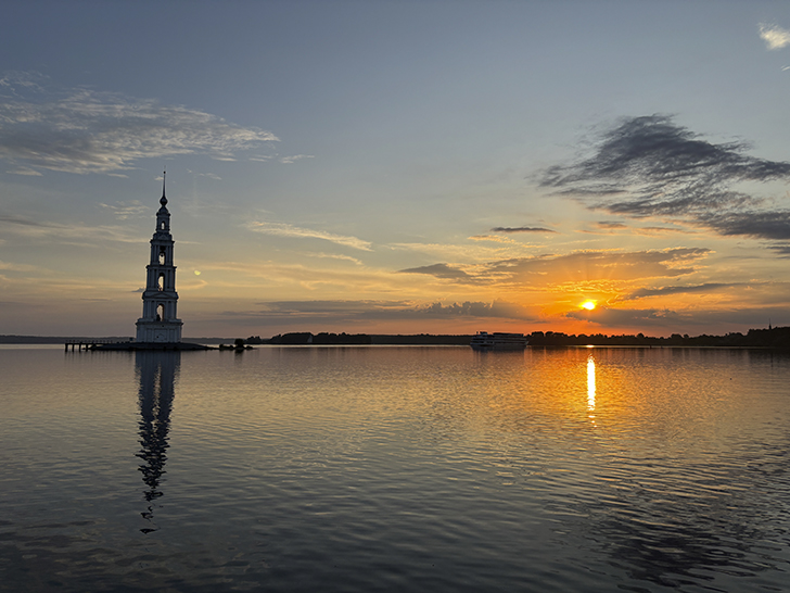 Рассвет в Калязине (фото Олег Д., июль, 2025)