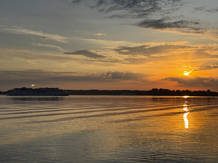 Рассвет в Калязине (фото Олег Д., июль, 2025)