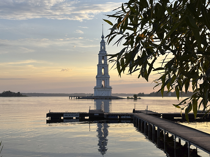 Рассвет в Калязине (фото Олег Д., июль, 2025)