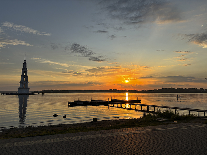 Рассвет в Калязине (фото Олег Д., июль, 2025)