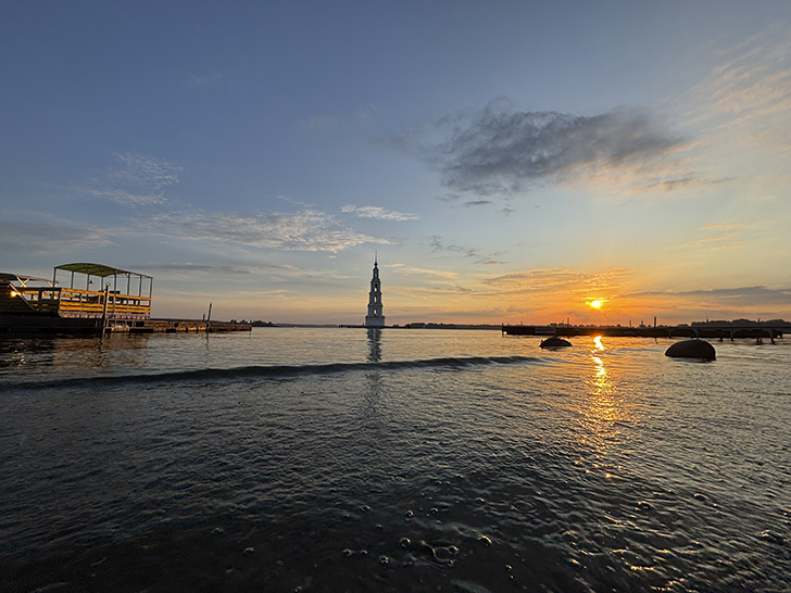 Рассвет в Калязине (фото Олег Д., июль, 2025)