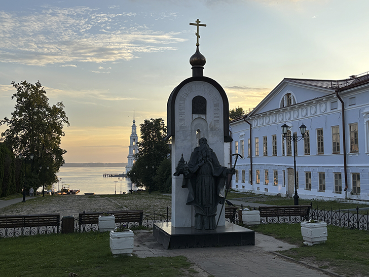 Рассвет в Калязине (фото Олег Д., июль, 2025)