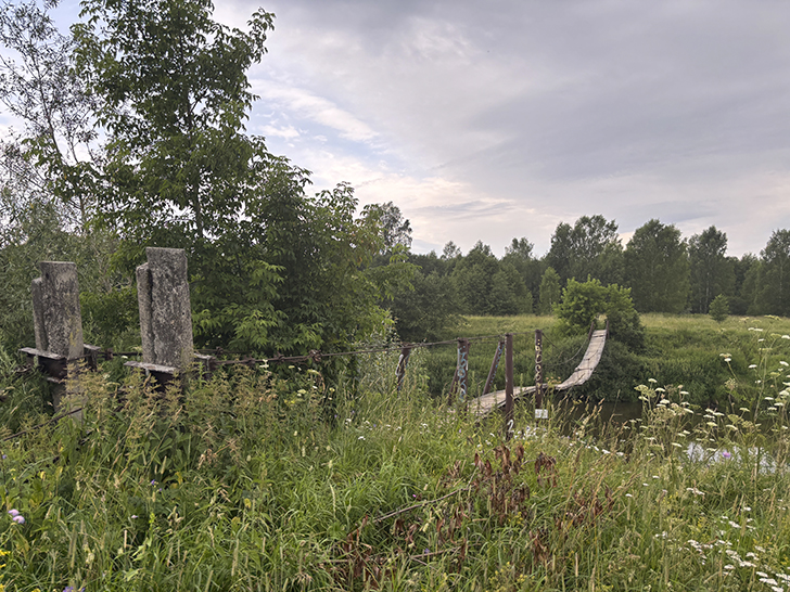 Подвесной пешеходный мост в селе Дулово (фото Олег Д., июль, 2025)