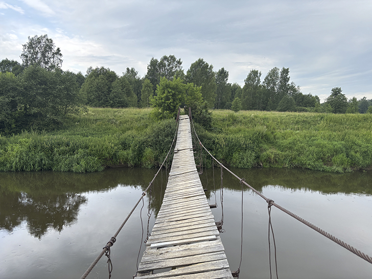 Подвесной пешеходный мост в селе Дулово (фото Олег Д., июль, 2025)