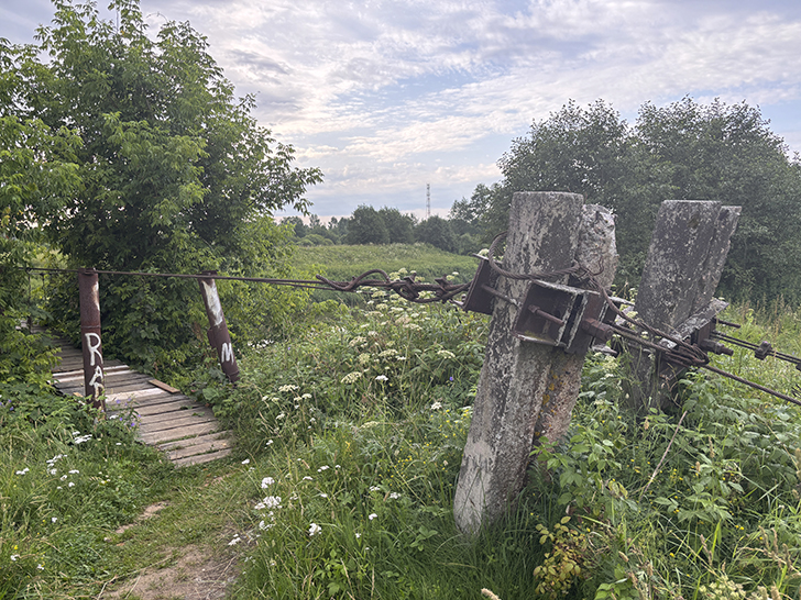 Подвесной пешеходный мост в селе Дулово (фото Олег Д., июль, 2025)