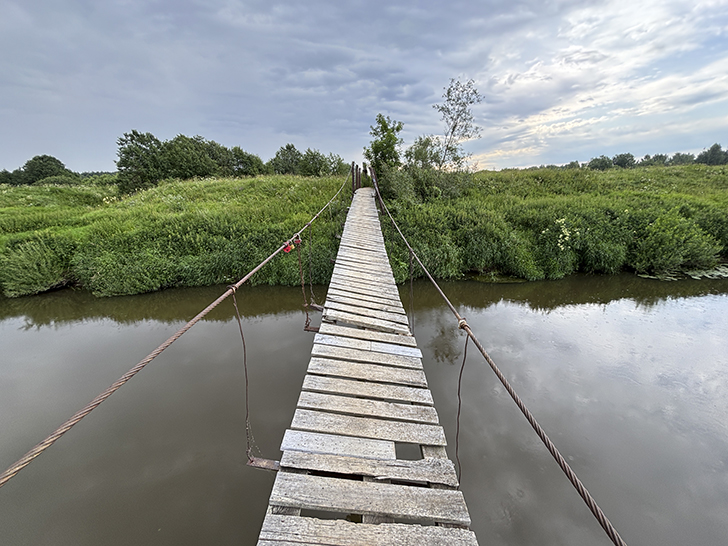 Подвесной пешеходный мост в селе Дулово (фото Олег Д., июль, 2025)