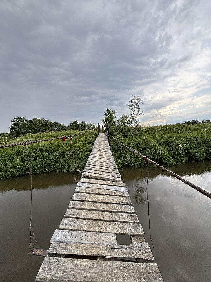 Подвесной пешеходный мост в селе Дулово (фото Олег Д., июль, 2025)