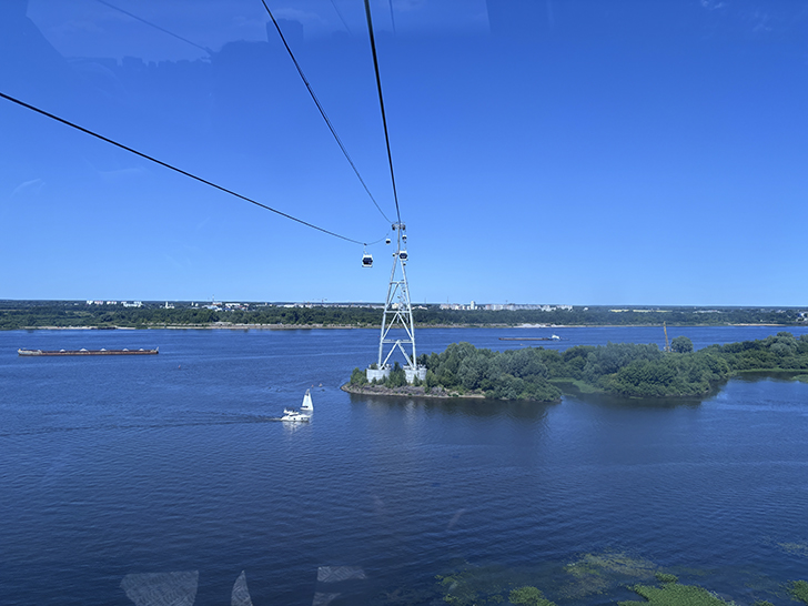 Арт-объект «Нижегородская стрелка» и поездка на канатной дороге (фото Олег Д., июль, 2025)