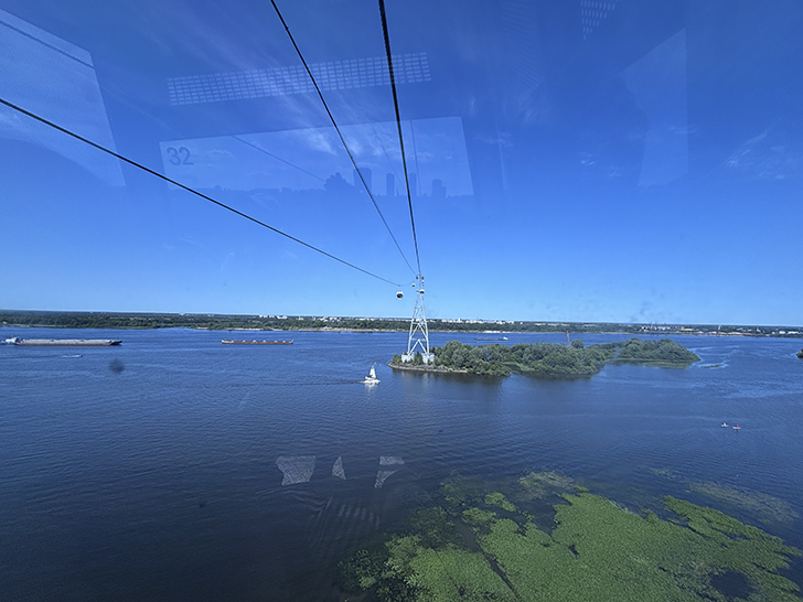 Арт-объект «Нижегородская стрелка» и поездка на канатной дороге (фото Олег Д., июль, 2025)