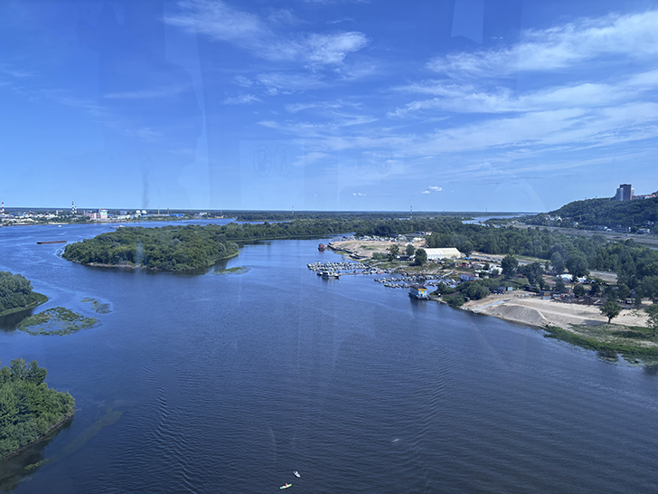 Арт-объект «Нижегородская стрелка» и поездка на канатной дороге (фото Олег Д., июль, 2025)