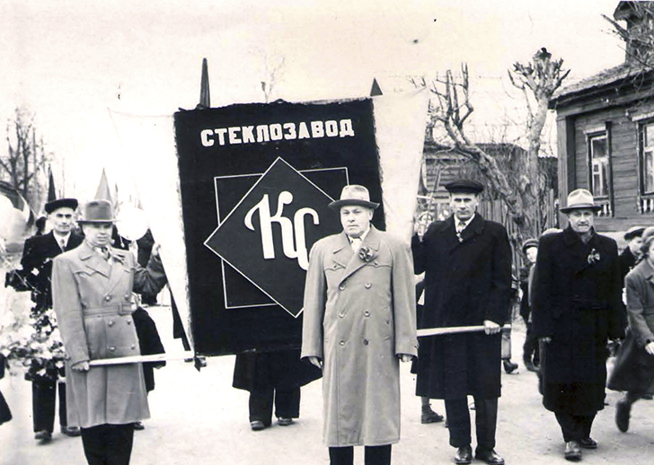 Старое здание заводоуправлени я и клуба 1958г.