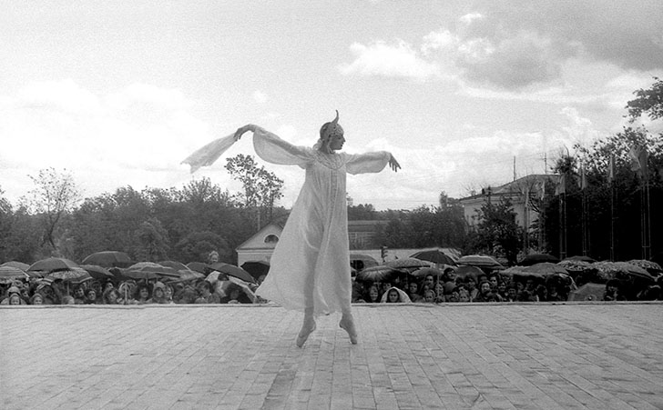 Танец под дождём Илзе Лиепа, 1990 год, Советская площадь, Фотограф Кузьмин Василий