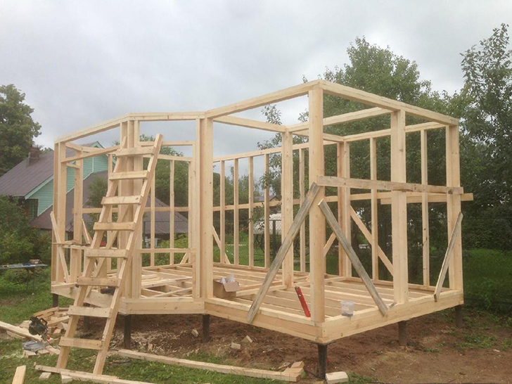 Строительство каркасной летней кухни на свайном фундаменте. Фото с сайта remontnik.ru