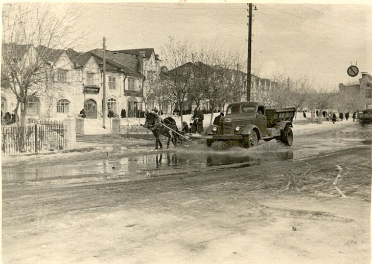 Фото из Серп и молот