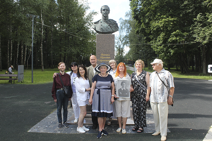 День поэзии у озера Сенеж (фото В.Кузьмин, август, 2025)