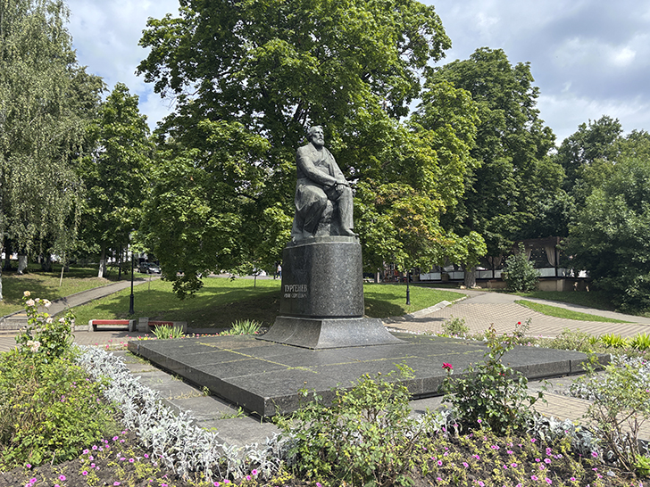 Сквер «Тургеневский бережок» в Орле (фото Олег Д., июль, 2025)