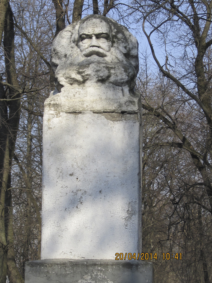 Первомайский сквер памятник