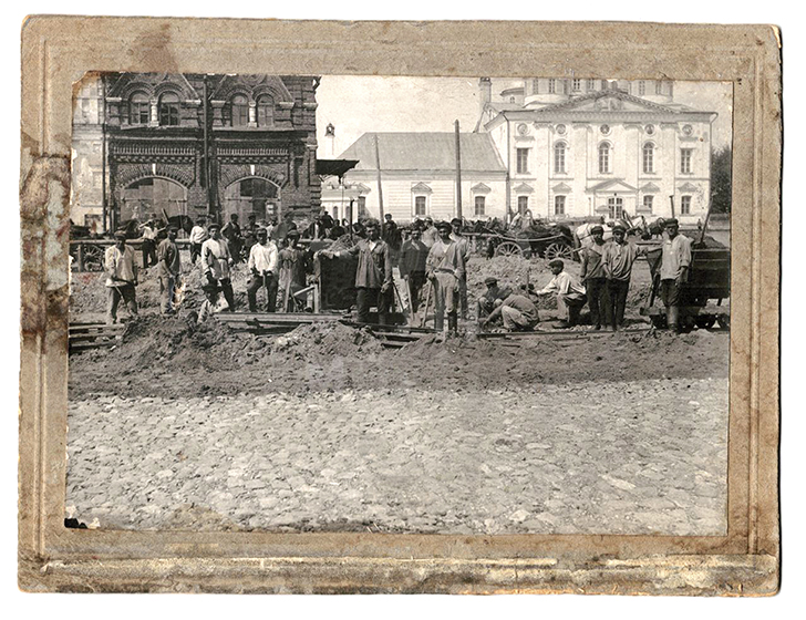 Редкое фото. Ремонт мостовой на Советской площади в Клину. 1927 год.