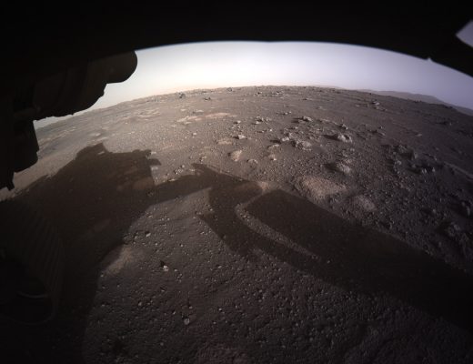 Первое цветное изображение, полученное марсоходом NASA «Perseverance» после его посадки на Красную планету. Credit: NASA/JPL-Caltech