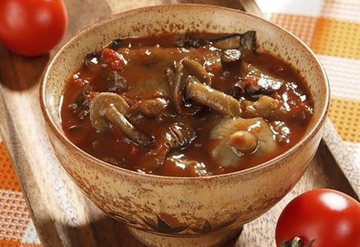 Опята в томатном соусе