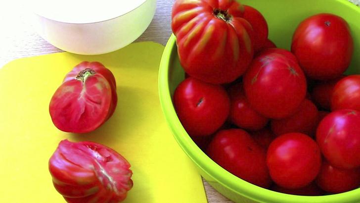 Помидоры моем, обсушиваем и режем