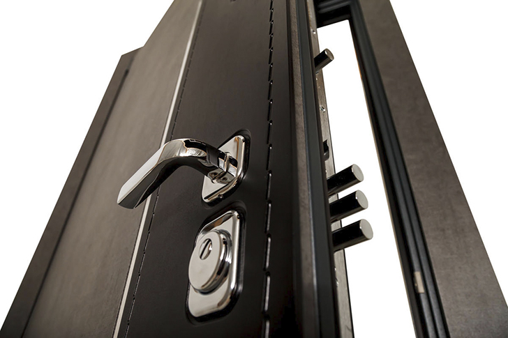 Внешняя обшивка каркаса двери выполняется из стального листа толщиной до 5 мм, но не менее 1,8 мм