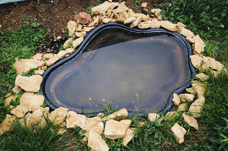 Неудачное оформление видно сразу. Помните, что любой садовый водоем должен гармонично встраиваться в окружение