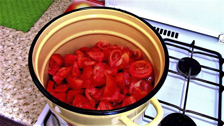 Тушим помидоры 15 минут