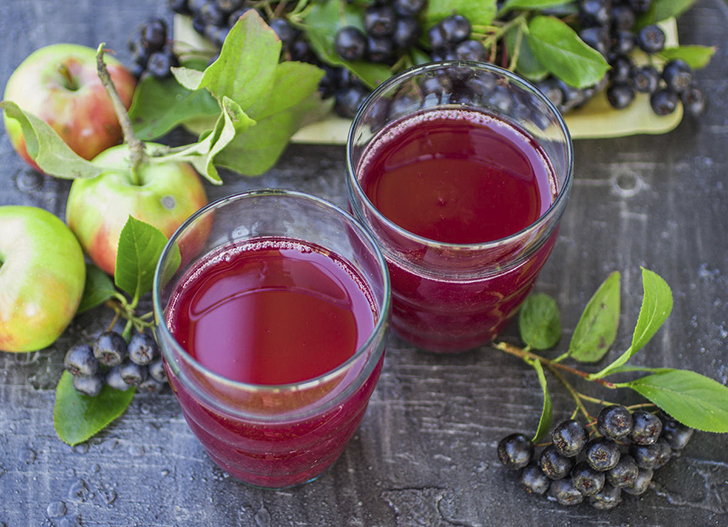 Черноплодная рябина придает компотам насыщенный цвет и приятный вкус