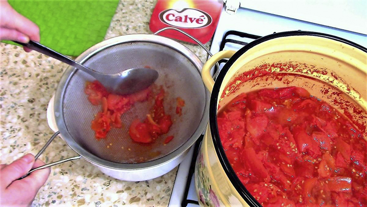 Протираем томатную массу через сито